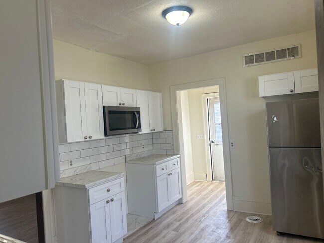 Building Photo - Gorgeous single family home! 4 Bed 2 Bath House Available 10/01/24
