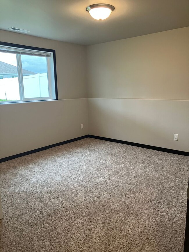 Building Photo - 4 Bed 3 Bath Single Family Home