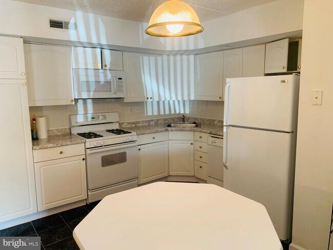 Building Photo - 1225 Norwalk Rd