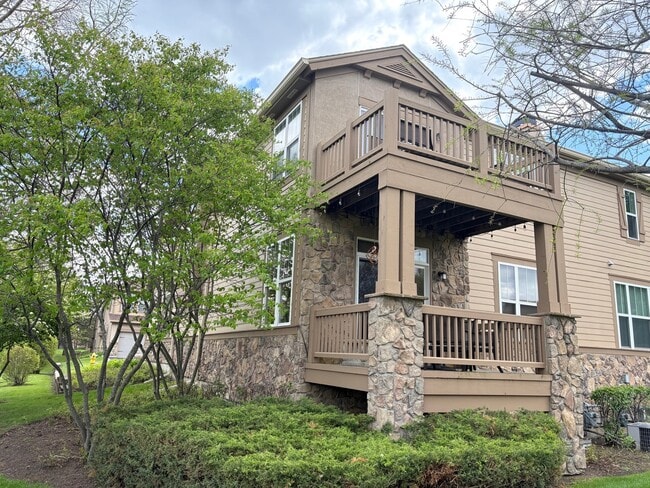 Building Photo - 1883 Crenshaw Cir