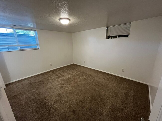 Building Photo - 568-574 E 200 S