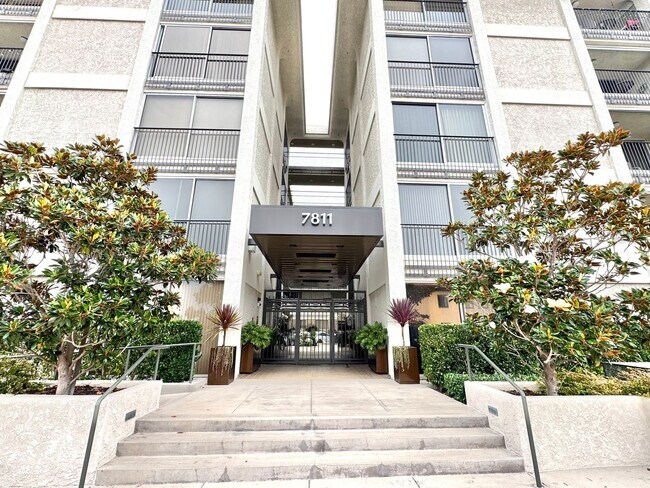 Building Photo - Must See! Beautiful 2 Bed / 2 Bath in La J...