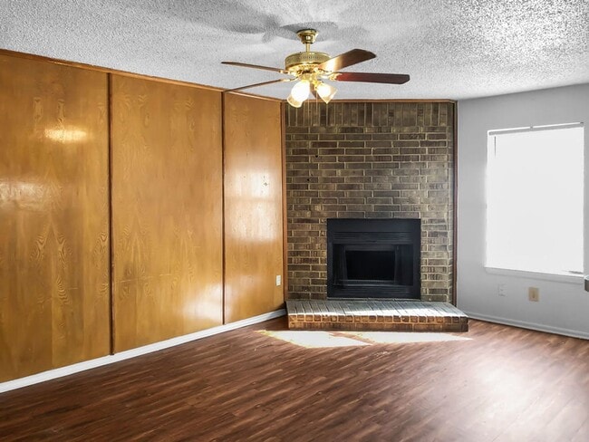 Building Photo - 821 N Mesquite St