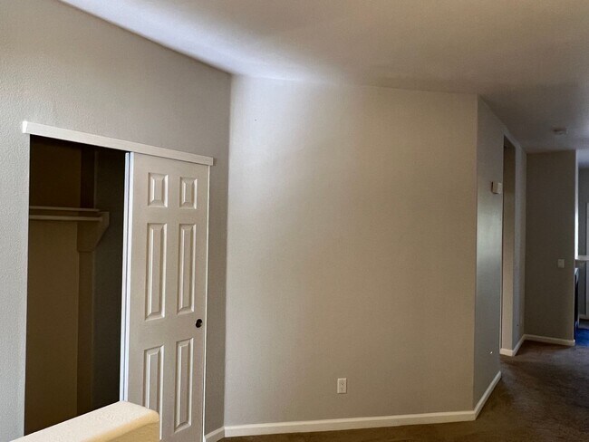 Building Photo - Beautiful 2-bedroom, 2 bath Condo in Gated...