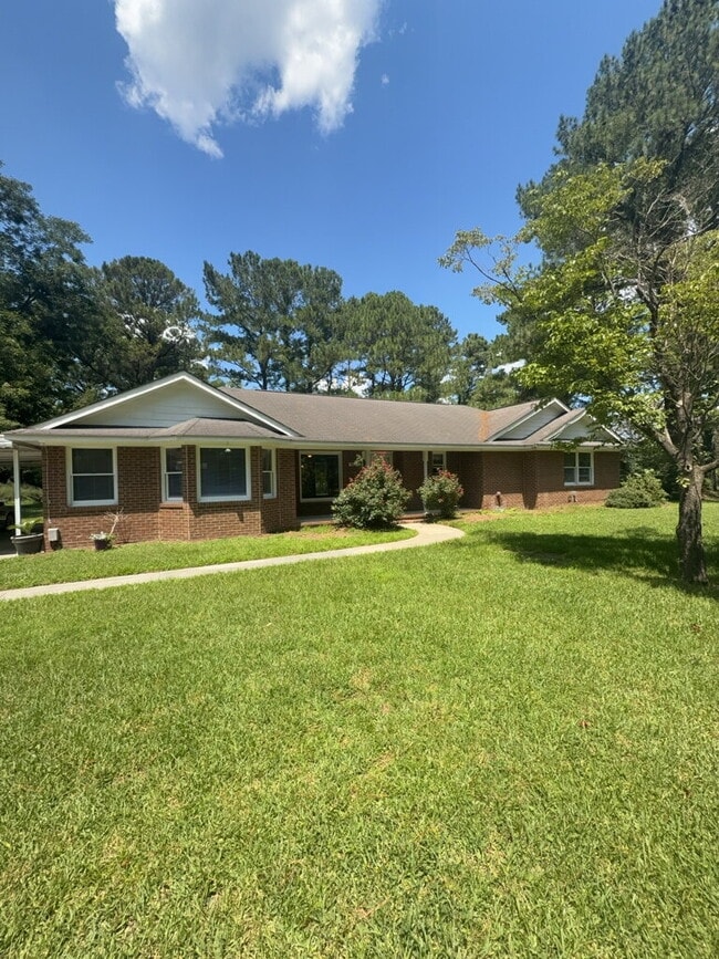 Building Photo - Beautiful 3 Bedroom, 3 Bath Home -135 Yates Ln.