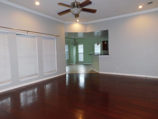 Building Photo - 3 bedroom in Crestwood S/D