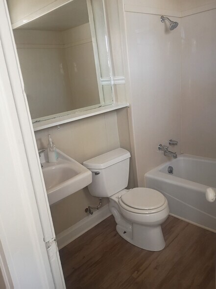 Building Photo - 433 N Bowie St