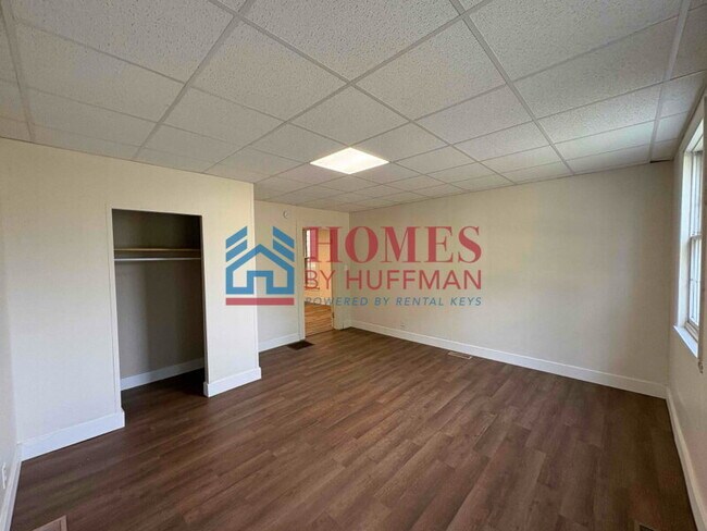 Building Photo - Three Bedroom | Detached Garage