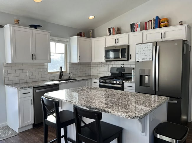 Building Photo - Modern 4-Bed Duplex | 2 Car Garage & Finis...