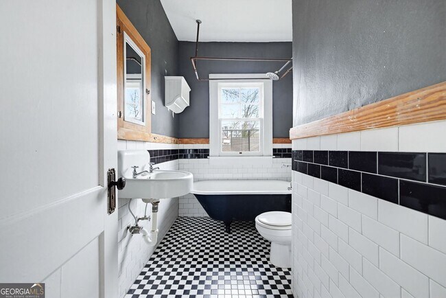 Building Photo - 114 E Maple St