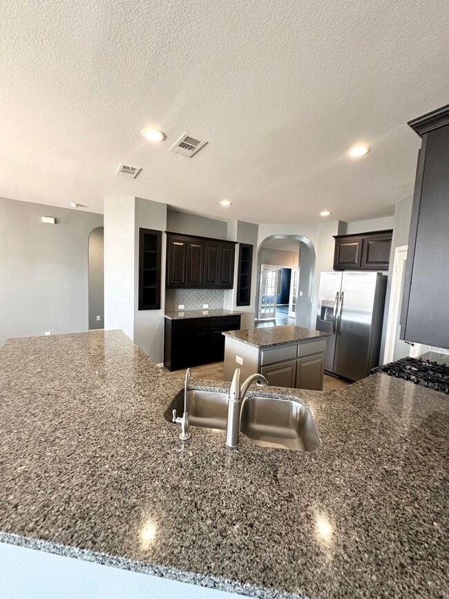 Building Photo - 4 Bed 2 Bath W/ BONUS ROOM Ready to Rent A...