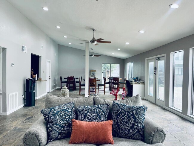 Building Photo - 420 Garland Dr