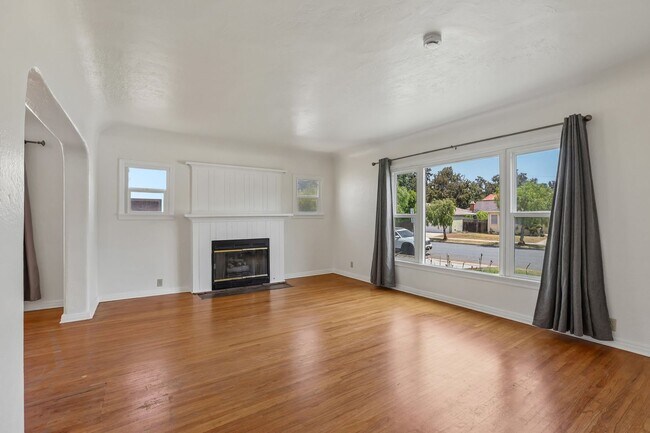 Building Photo - 3Bd/2ba Home w/parking in Santa Monica