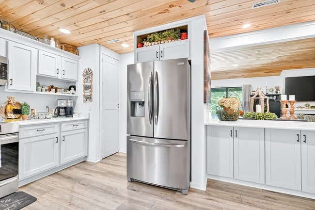 Building Photo - 401 Heritage Vlg