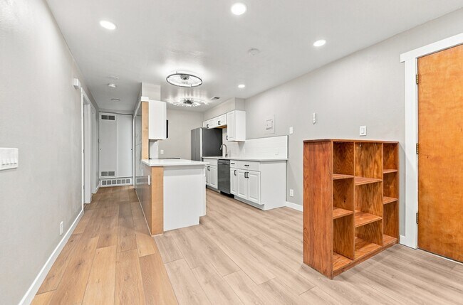 Building Photo - 1612 Cottonwood Dr