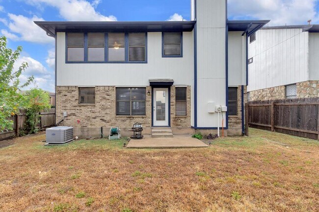 Building Photo - 910 Crieff Cross Dr