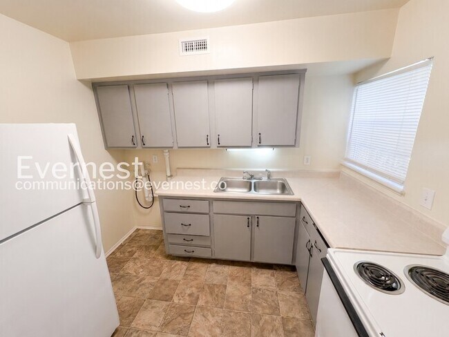 Building Photo - 117a Newcastle Dr