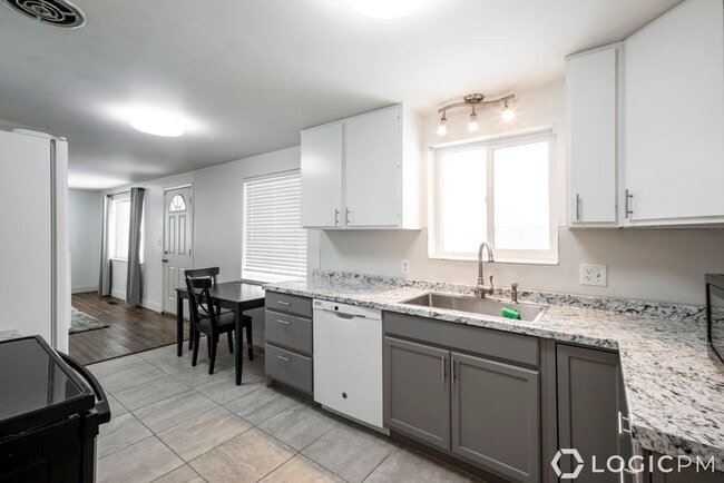 Building Photo - Stunning Single Family Home In Excellent L...