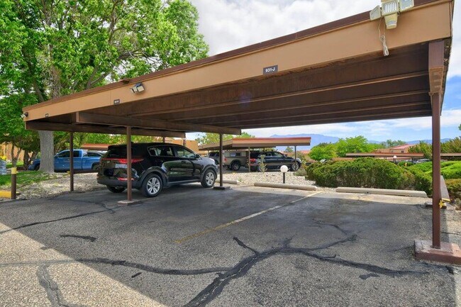 Building Photo - 931 Country Club Dr SE