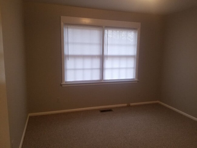 Building Photo - 1804 Saxon St