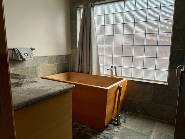 Building Photo - Great spacious 3-bedroom residence