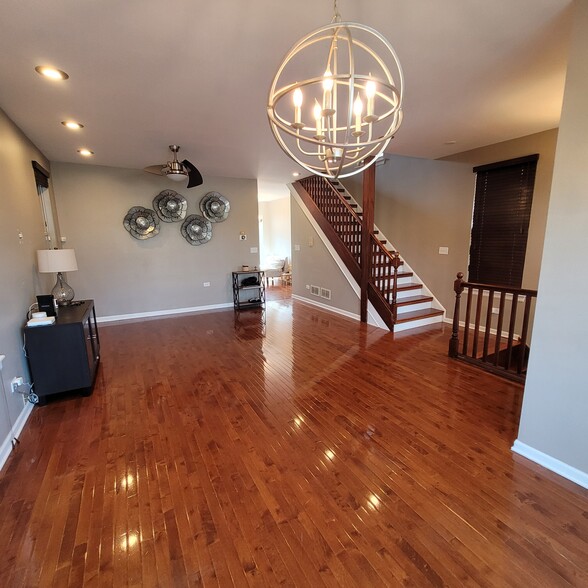 Living Room - 4436 S King Dr