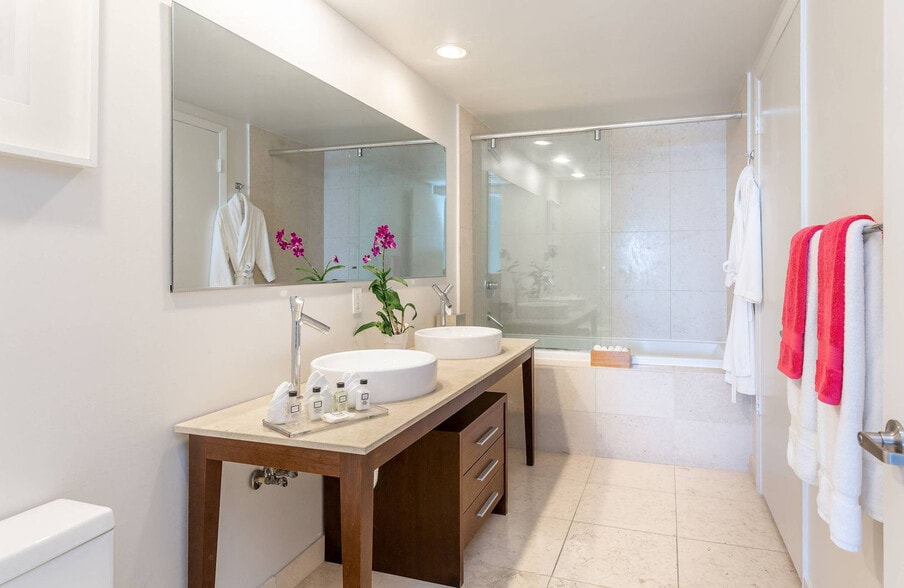 Building Photo - 485 Brickell Ave