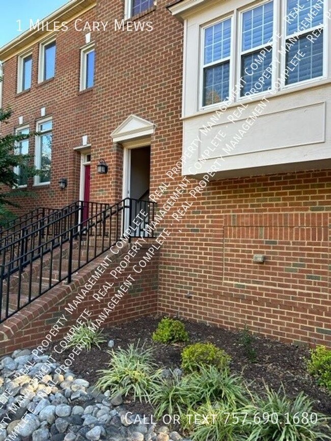 Building Photo - 1,650 square foot townhouse with 3 beds an...