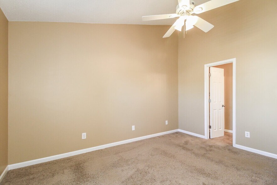 Building Photo - 300 Creekview Dr