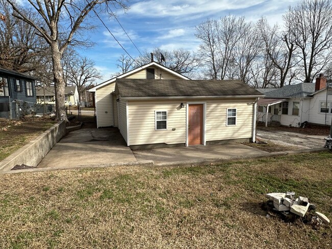 Building Photo - NICE 3 BEDROOM 1 BATH IN S. JOPLIN-$1,150....