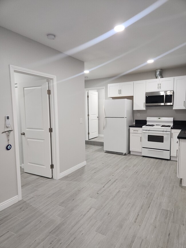 Building Photo - 7415 Laurel Ave