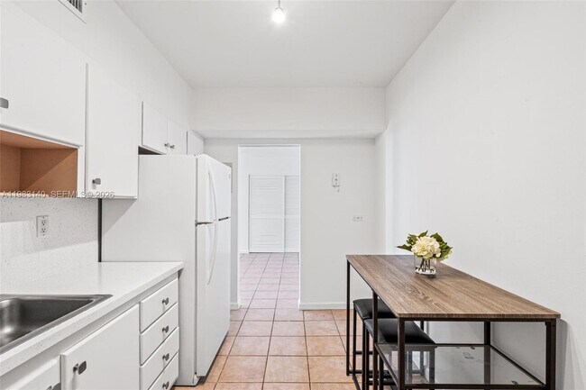 Building Photo - 90 Edgewater Dr