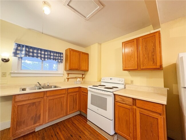 Building Photo - 136 Main St