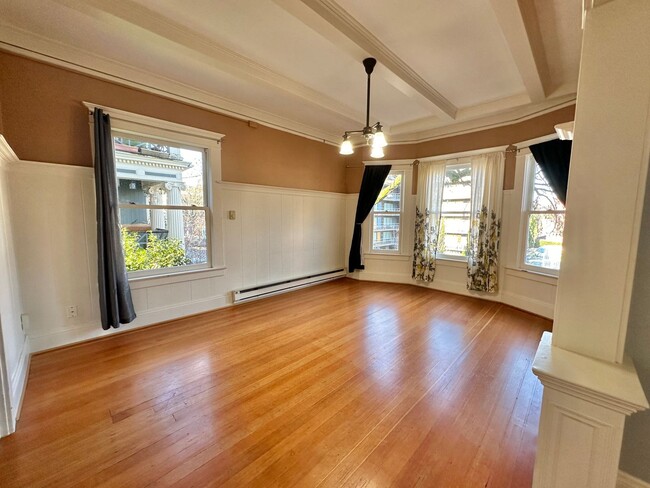 Building Photo - 2bdrm/1bath Condo in Vintage NW PDX Buildi...