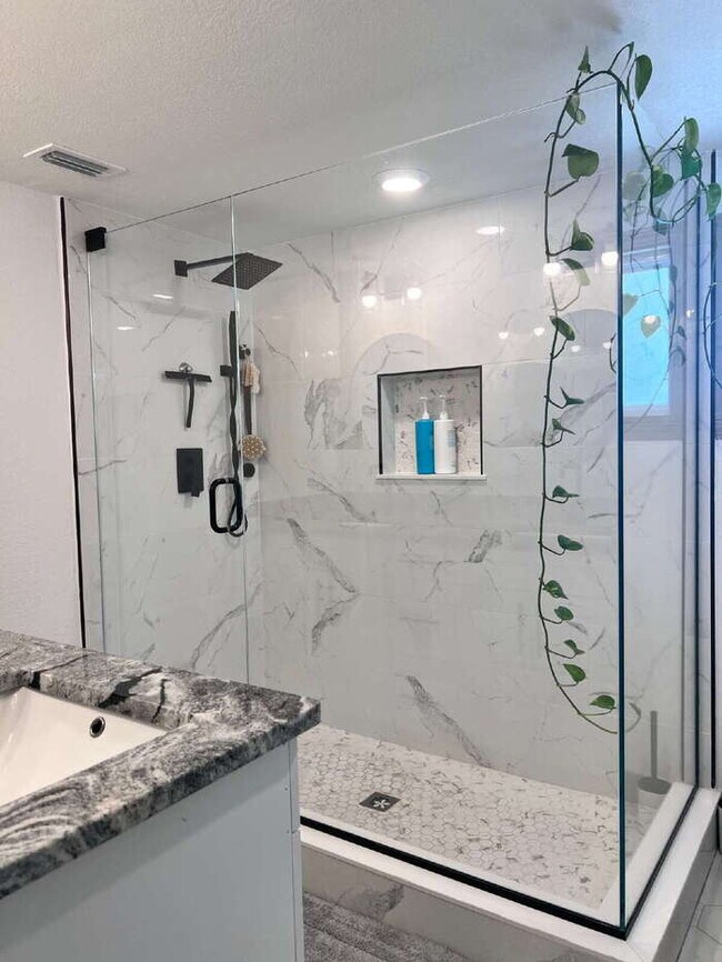 Building Photo - "Charming 2-Bed, 2-Bath Gem in the Heart of St. Petersburg – 1100 Sq. Ft. of Comfort!"