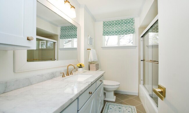 Building Photo - 827 St George Ln