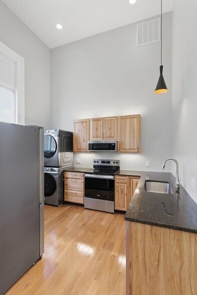 Building Photo - 500 Main St