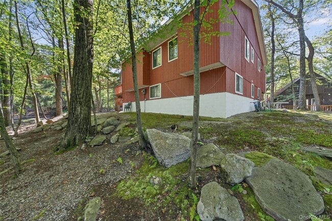 Building Photo - 75 Pebble Path