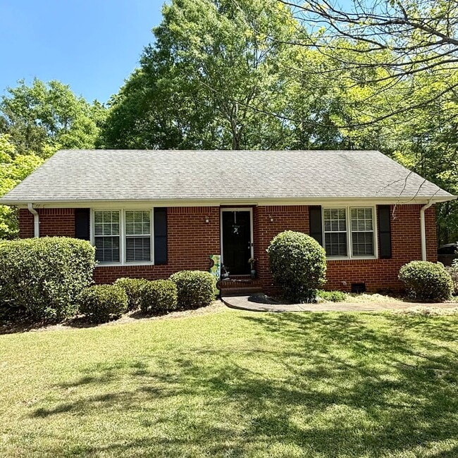 Building Photo - Charming 2-bedroom, 1-bathroom Brick Home Available July 2026
