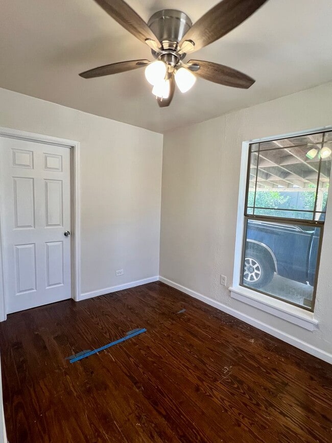 Building Photo - Cute 2/1 Home in West San Antonio