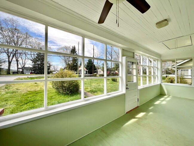 Building Photo - Charming 2 Bedroom Home - All utilities in...