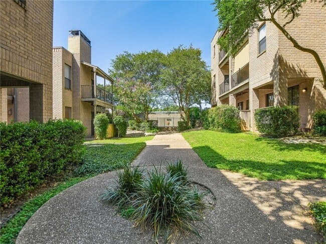 Building Photo - 611 E 45th St