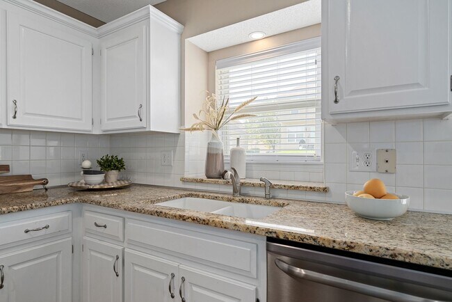 Building Photo - {13862} Spacious townhome in Prime Location + Maintenance Provided Community + Neighborhood Pool ...