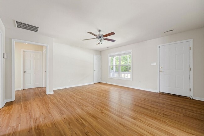 Building Photo - Recently Renovated 3 Bedroom Home in North...