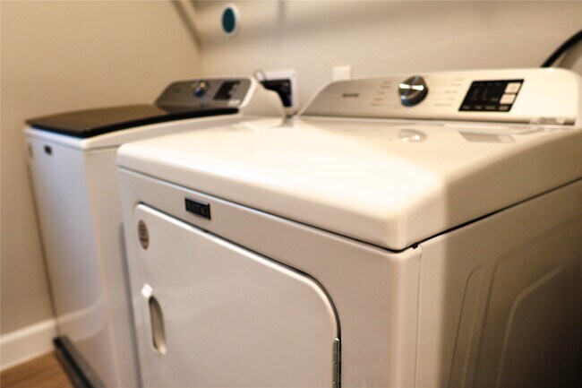 Building Photo - 3316 Vine Ter Trce