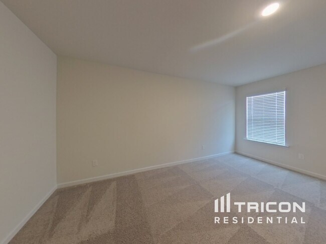 Building Photo - 928 Hesston Dr