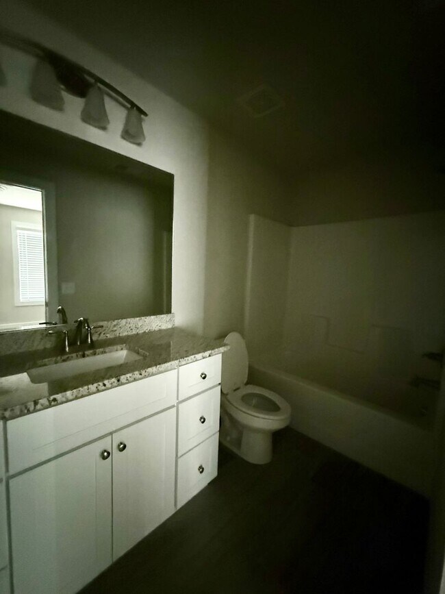 Building Photo - 2 Bed / 2.5 Bath near Lake Lanier