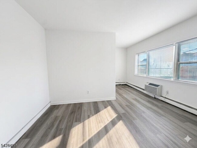 Building Photo - 325 1st St
