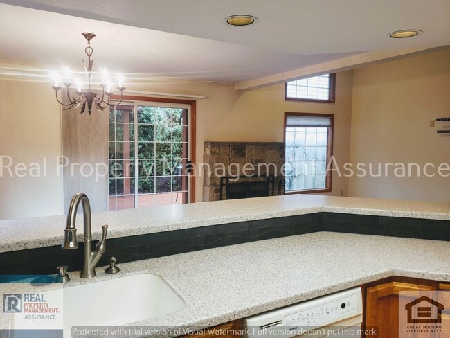 Building Photo - 2067 Sunray Cir