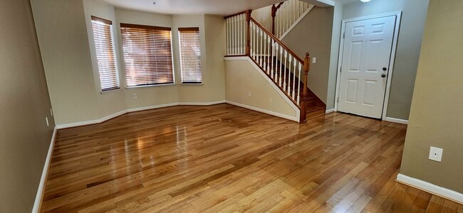 Building Photo - Spacious 2 bedroom Townhome w/ 2 car garage